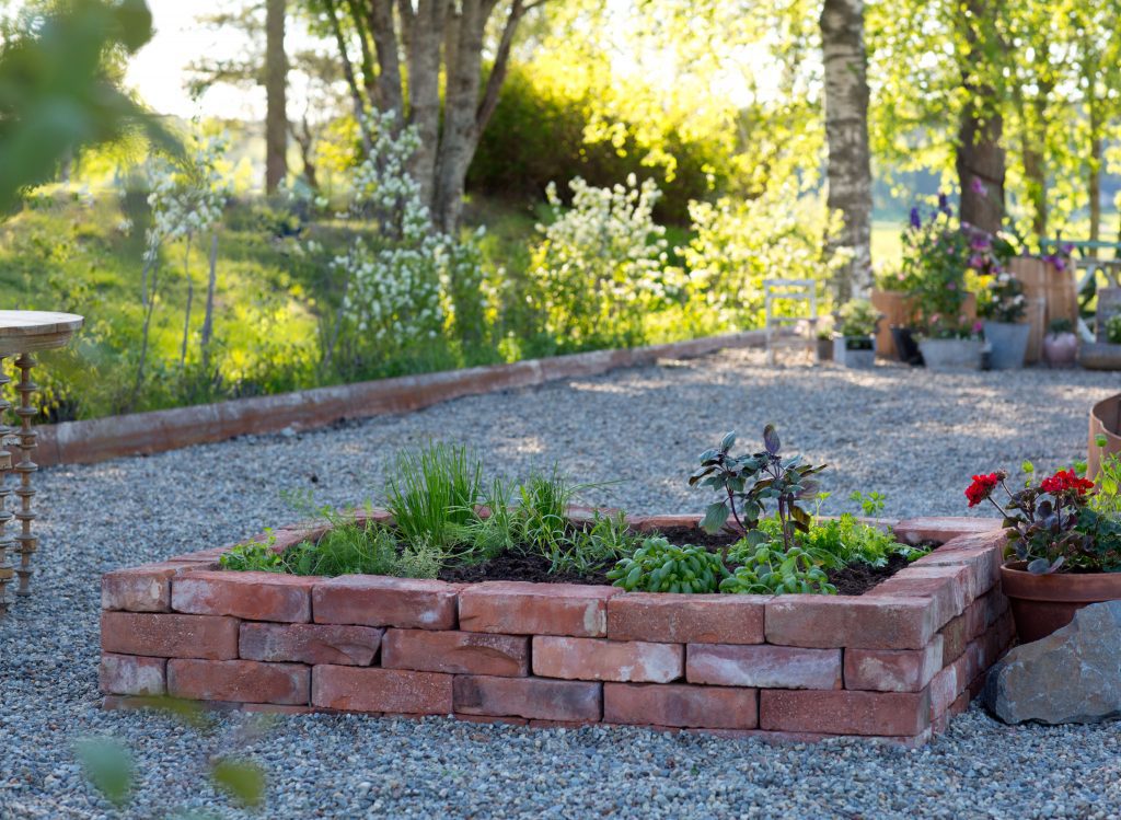 mura en pallkrage av gammalt tegel